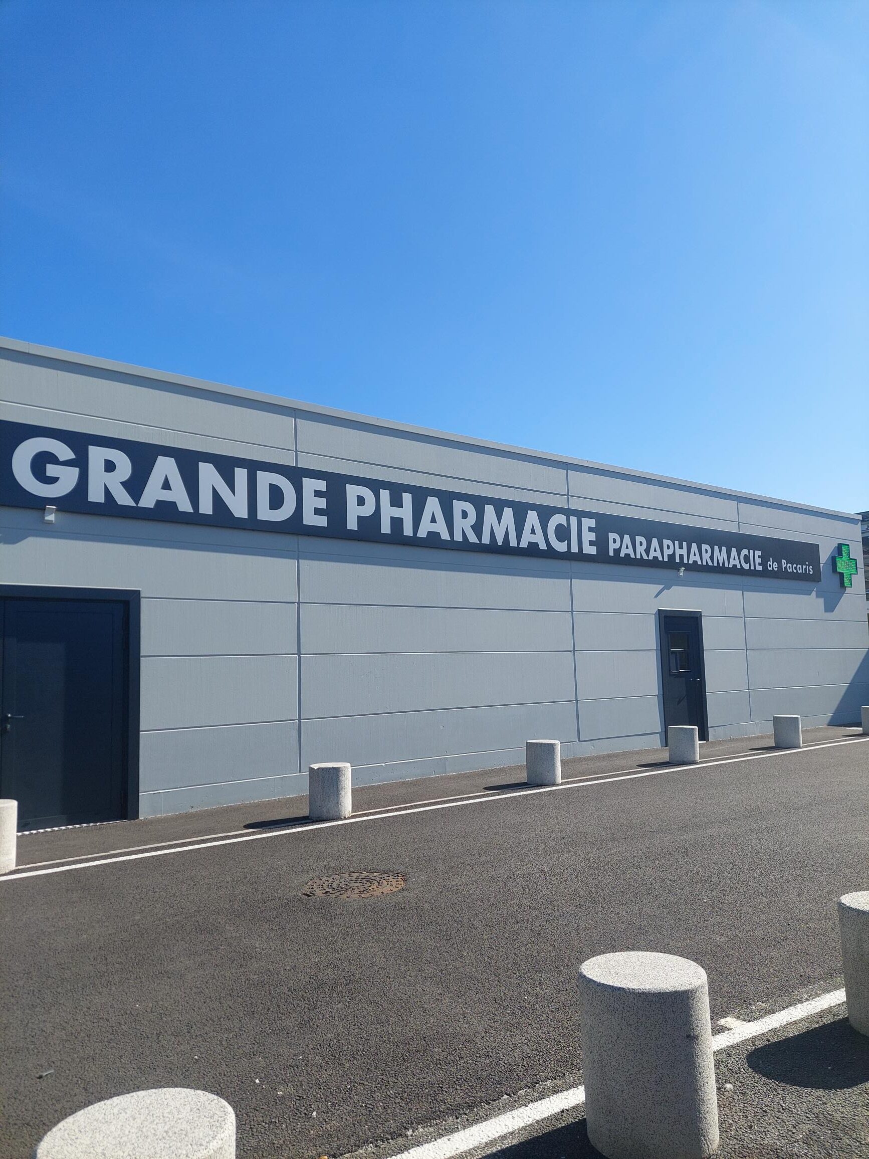 Le cabinet est face à la pharmacie